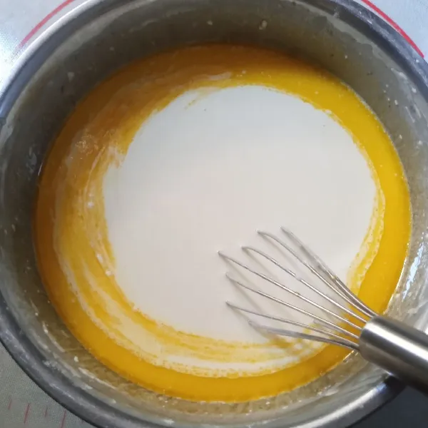 Tuang margarin cair, aduk sampai tercampur rata.