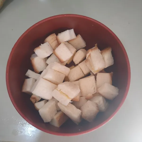 Potong dadu kecil roti tawar.