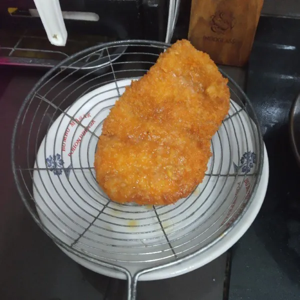 Selanjutnya goreng sampai matang.