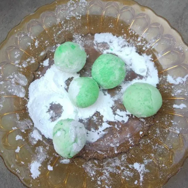 Bentuk bulatan baluri ke tepung ketan.