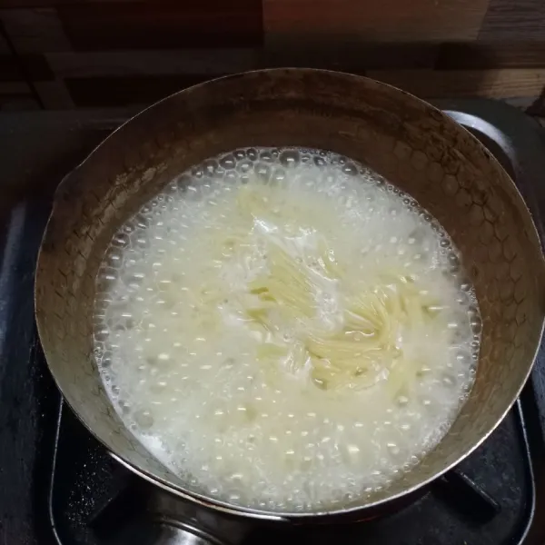 Rebus mie sampai matang. Angkat dan tiriskan.