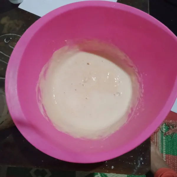 Masukkan susu cair, aduk rata hingga tidak ada tepung yang menggerindil