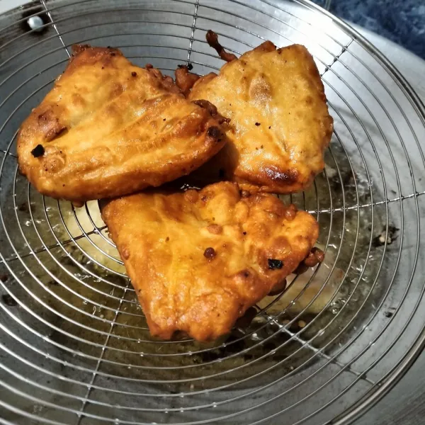 Kemudian goreng dalam minyak panas sampai matang.