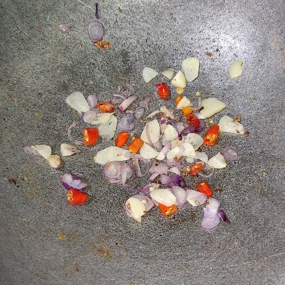 Panaskan minyak goreng. Tumis bawang merah, bawang putih dan cabai rawit hingga harum. Tambahkan garam, merica, dan kaldu bubuk secukupnya