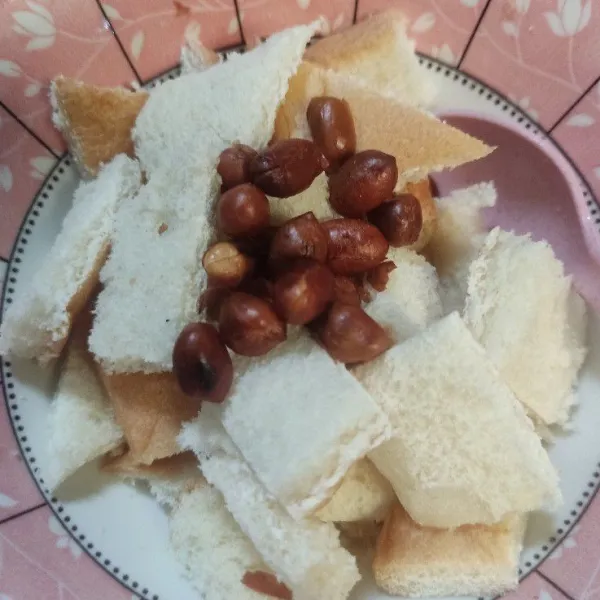Beri kacang tanah goreng.