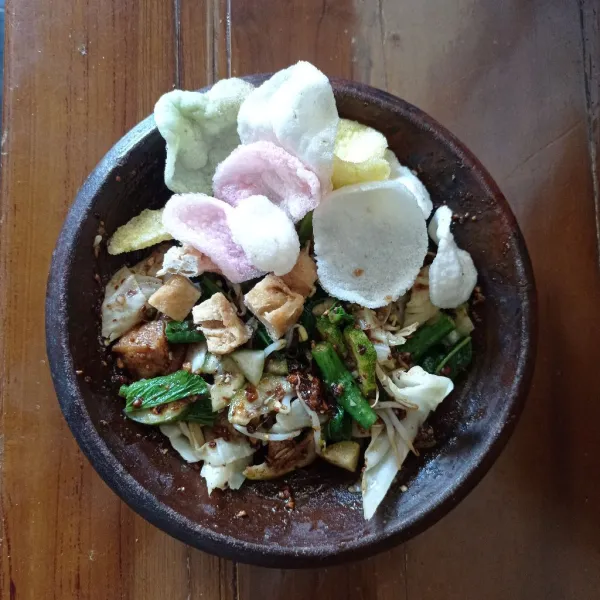Sajikan dengan kerupuk.