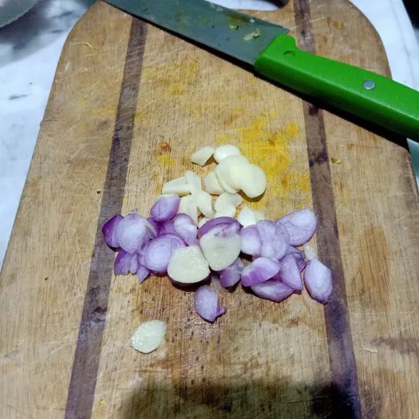 Iris bawang merah dan bawang putih.