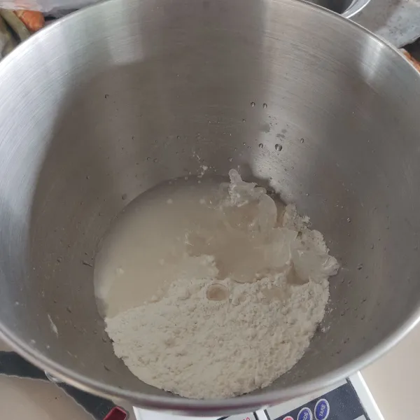 Masukkan air lalu mixer hingga rata