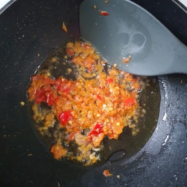 Tumis sampai harum dan matang.