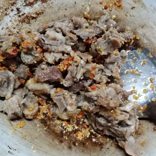Masukkan daging sapi, aduk rata.