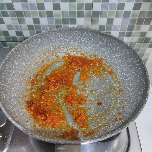 Tumis bumbu halus dengan sisa minyak goreng menggoreng teri, tumis hingga wangi dan berubah warna serta kering.