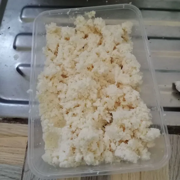Dalam wadah masukkan singkong, margarin, kelapa parut, garam dan vanili. Aduk sampai tercampur rata.