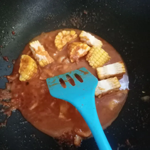 Masukkan jagung, aduk rata. Tuang air, masak sampai jagung matang. Bumbui dengan garam, gula  kaldu jamur dan lada bubuk.