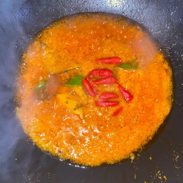 Panaskan minyak, tumis bumbu halus bersama lengkuas, daun salam dan daun jeruk sampai harum. Tambahkan cabe rawit lalu tumis kembali sampai layu.