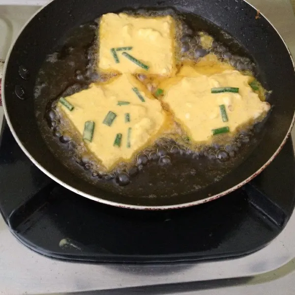 Goreng tempe hingga matang setelah itu angkat, tiriskan dan sajikan.