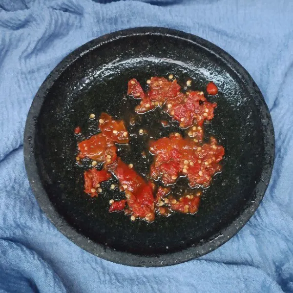 Uleg bahan sambal.
