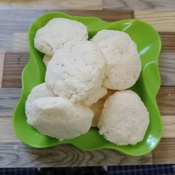 Kemudian bentuk bulat pipih. Lakukan sampai selesai.