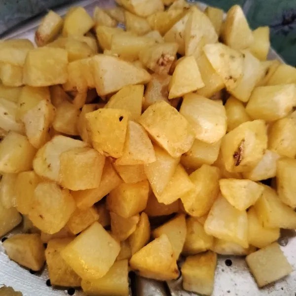 Sambal goreng kentang : Kupas dan potong kentang bentuk dadu, kemudian goreng