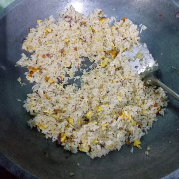 Masukkan saus, aduk-aduk hingga wangi dan matang. Angkat dan sajikan.