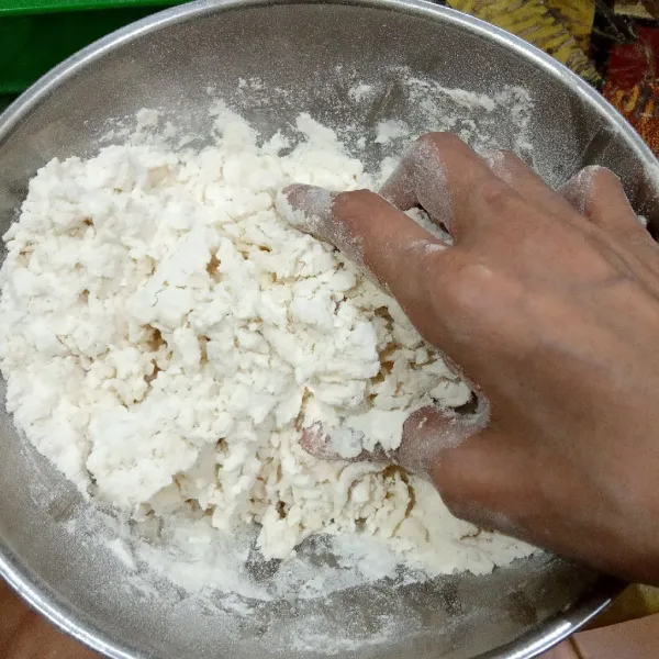 Sesaat sebelum adonan biang siap, campur jadi satu tepung terigu protein tinggi, kaldu jamur, garam, dan air yang tersisa, aduk rata