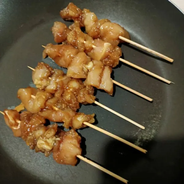 Panggang sate di atas teflon panas