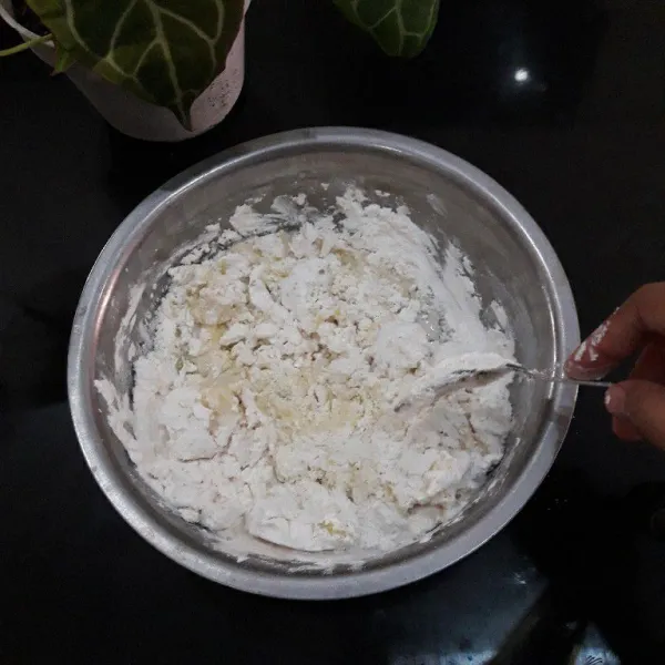Tambahkan semua sisa bahan seperti tepung tapioka, tepung maizena, garam, lada bubuk dan juga kaldu bubuk. Aduk rata.