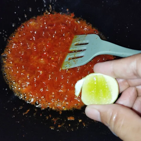 Tambahkan perasan jeruk nipis.