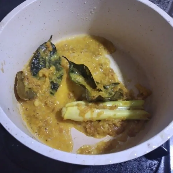 Tumis bumbu halus bersama bumbu cemplung hingga harum.