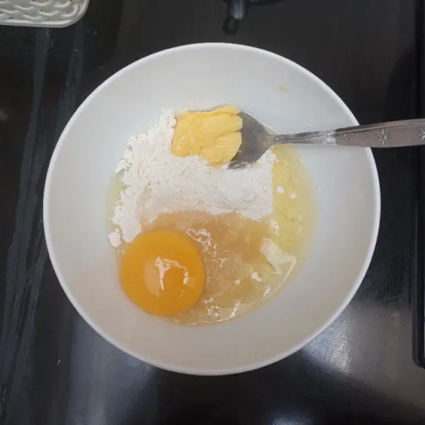 Masukkan tepung, gula pasir, telur, mentega, garam dan vanilli ke dalam mangkuk, aduk rata lalu beri air sedikit demi sedikit hingga adonan sedikit kental.