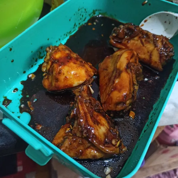 Campur bahan marinasi kecap. Lalu masukkan ayam, aduk. Marinasi minimal 15 menit.