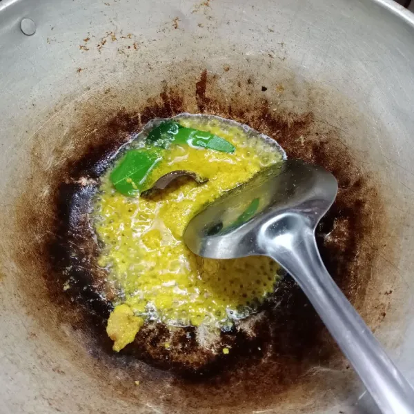 Tumis bumbu halus, daun jeruk, daun salam dan lengkuas sampai harum dan matang.
