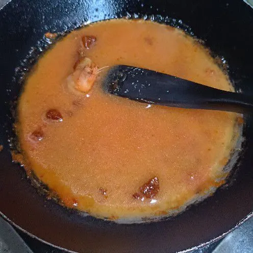 Tambahkan air dan bumbu.