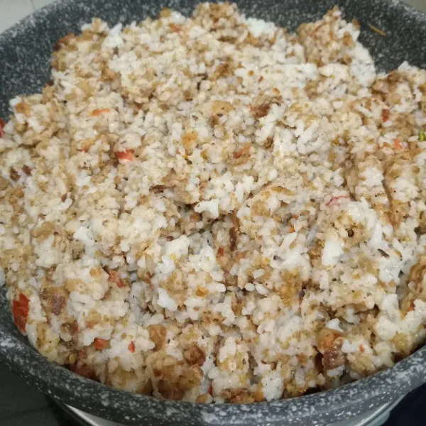 Aduk nasi putih dengan bumbu oncom hingga tercampur rata.