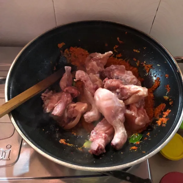 Masukkan ayam lalu aduk sekitar 3 menit.