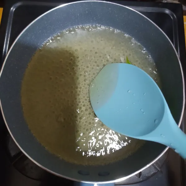 Aduk rata gula pasir dan air lalu rebus bersama daun pandan sampai mendidih.
Matikan api, biarkan sampai hangat kuku.