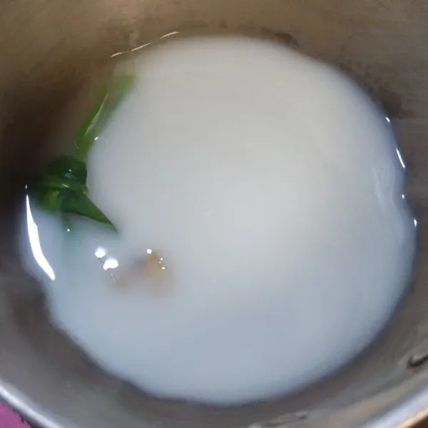 Setelah cukup hangat, masukkan krimer bubuk, aduk rata.