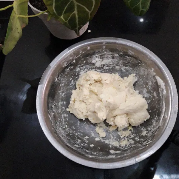Tambahkan 80 ml air panas, aduk rata sampai menjadi adonan dan bisa dipulung.