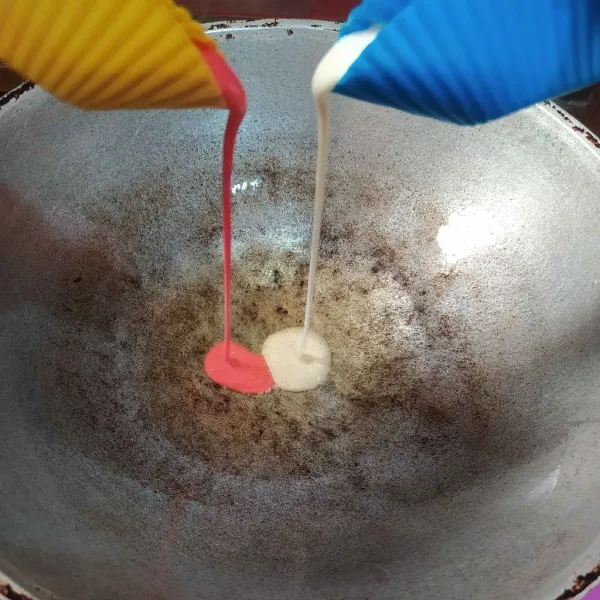 Panaskan minyak goreng secukupnya, siapkan 2 wadah kecil, masing-masing diberi 2 sdm adonan merah dan putih. Tuang secara bersamaan.