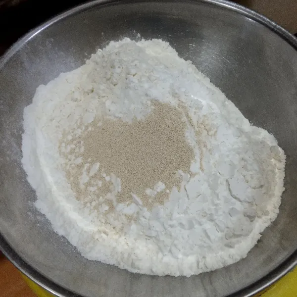 Campur dan aduk rata tepung beras, tepung terigu, tepung tapioka dan ragi instan.