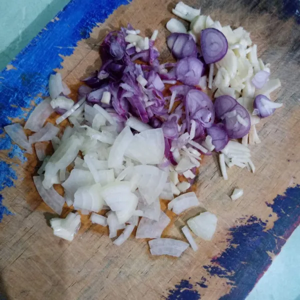 Siapkan bawang bombai, bawang merah dan bawang putih cincang.
