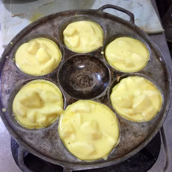 Panaskan dan oles cetakan dengan margarin. Tuang adonan hingga hampir penuh. Masak hingga matang atau coklat keemasan di kedua sisinya