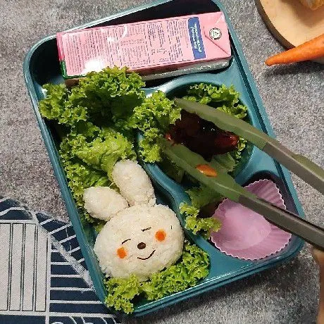 Tata ayam kecap ke dalam bento box.