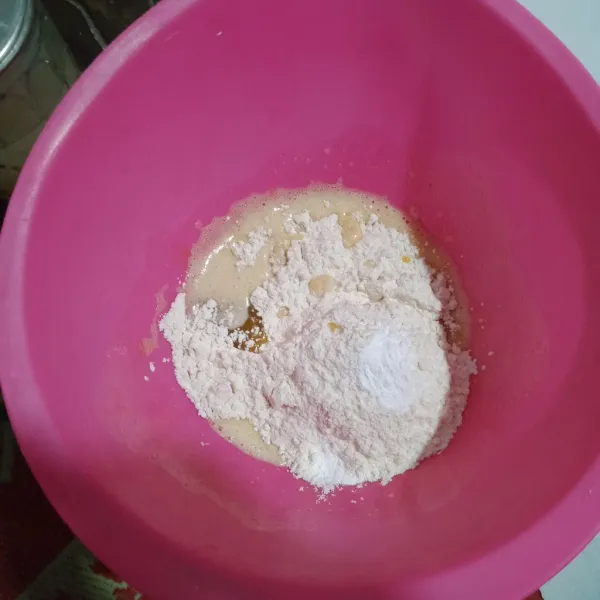 Masukkan tepung terigu, tepung beras, tepung maizena, baking powder, dan susu bubuk