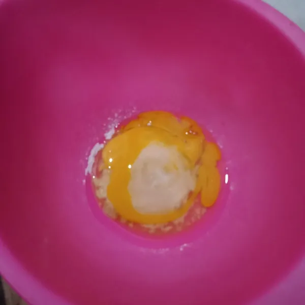 Campur telur dan gula, lalu kocok hingga rata