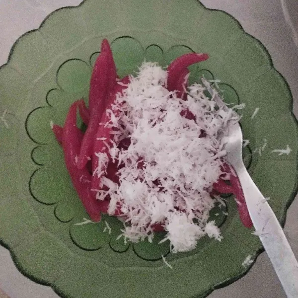 Kemudian, urap dengan kelapa parut yang sudah di kukus terlebih dulu.