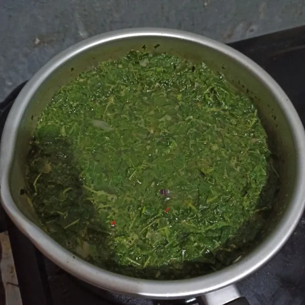 Masukkan air, daun salam, lengkuas, honje geprek, dan daun singkong tumbuk.