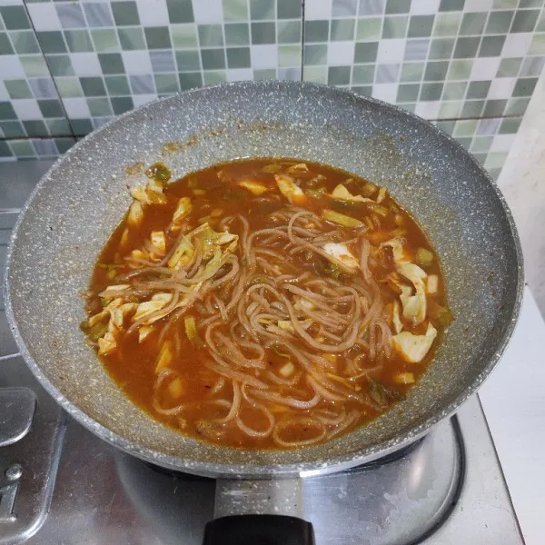 Masaka sebentar saja, koreksi rasanya kemudian matikan api.