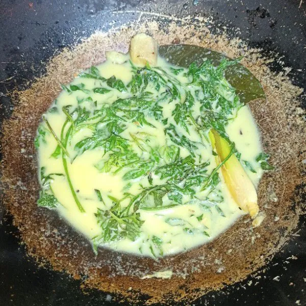 Masak hingga sayur layu.