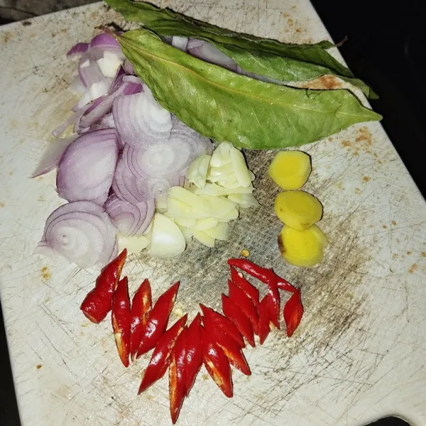 Iris bawang, cabe, dan jahe, kemudian tumis hingga harum.