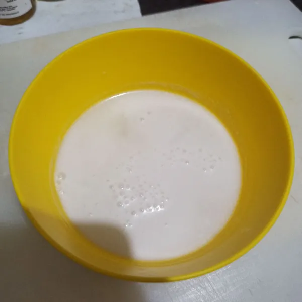 Siapkan santan kental beri air dan garam aduk.